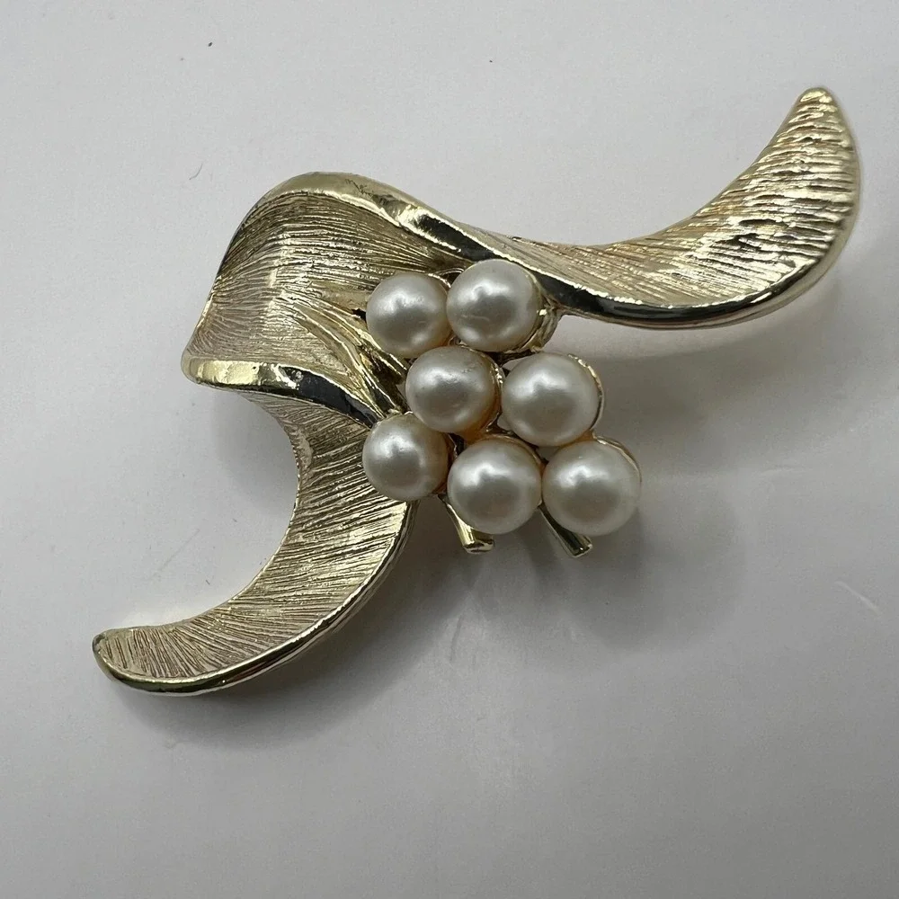 Vintage‎ Flower Brooch Faux Pearl and Brushed Gold Tone Pin